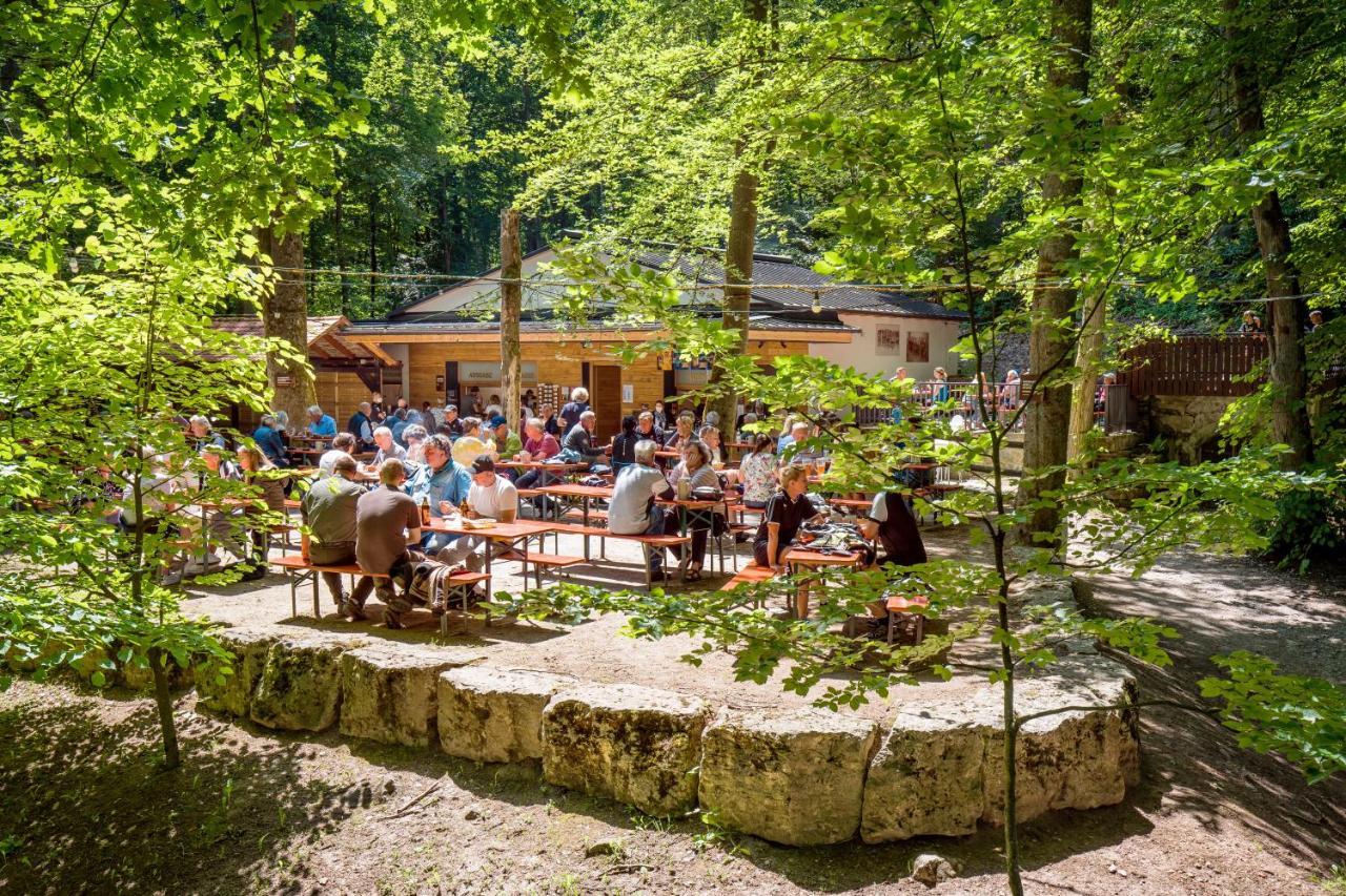 Brauereigasthof Zum Loewenbraeu Adelsdorf Bagian luar foto