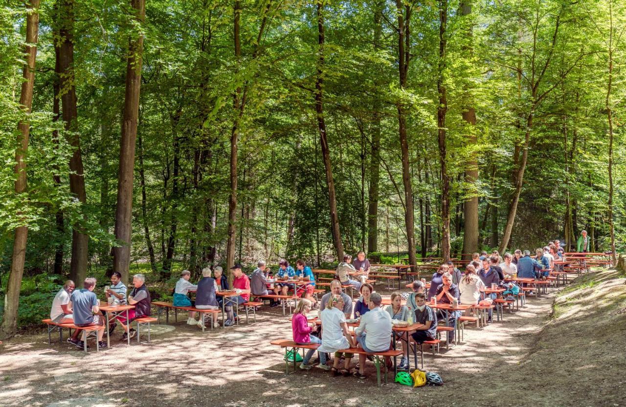 Brauereigasthof Zum Loewenbraeu Adelsdorf Bagian luar foto