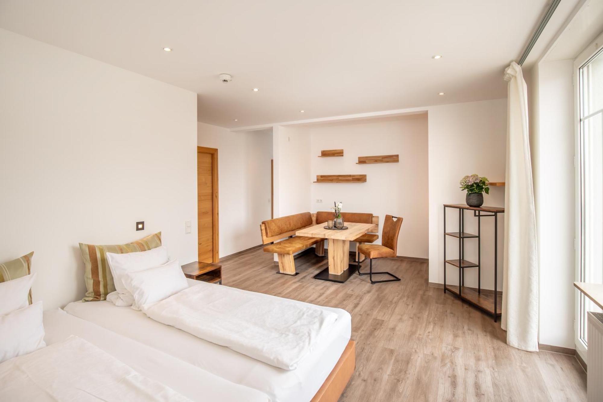 Brauereigasthof Zum Loewenbraeu Adelsdorf Bagian luar foto