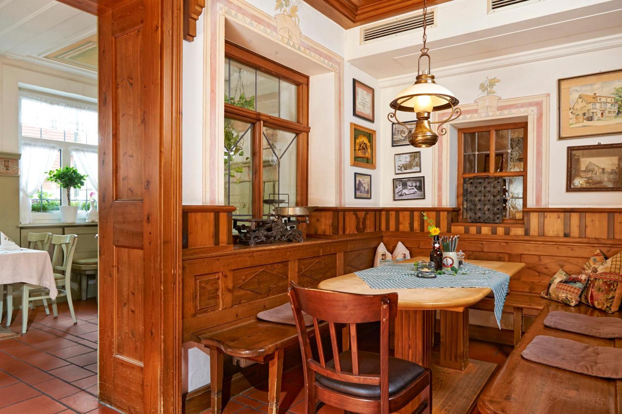 Brauereigasthof Zum Loewenbraeu Adelsdorf Bagian luar foto