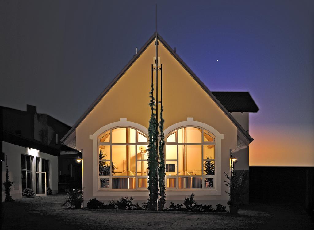 Brauereigasthof Zum Loewenbraeu Adelsdorf Bagian luar foto
