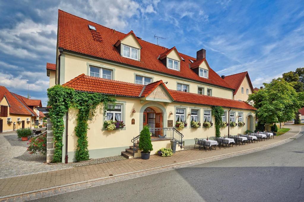 Brauereigasthof Zum Loewenbraeu Adelsdorf Bagian luar foto