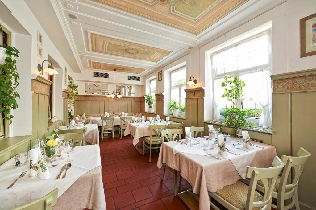 Brauereigasthof Zum Loewenbraeu Adelsdorf Bagian luar foto