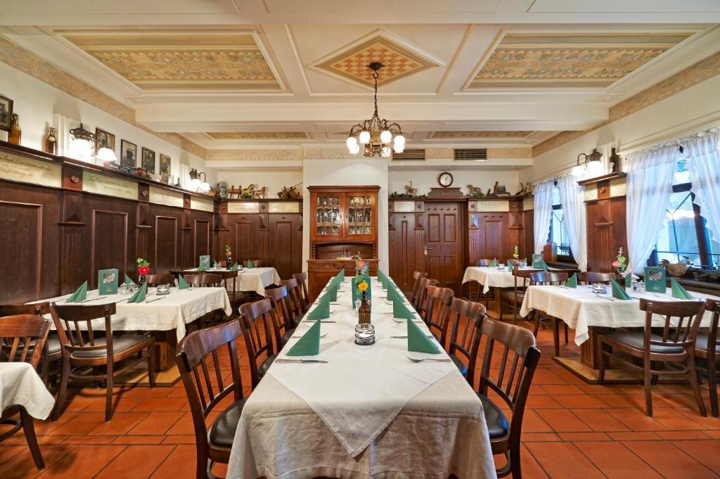 Brauereigasthof Zum Loewenbraeu Adelsdorf Bagian luar foto