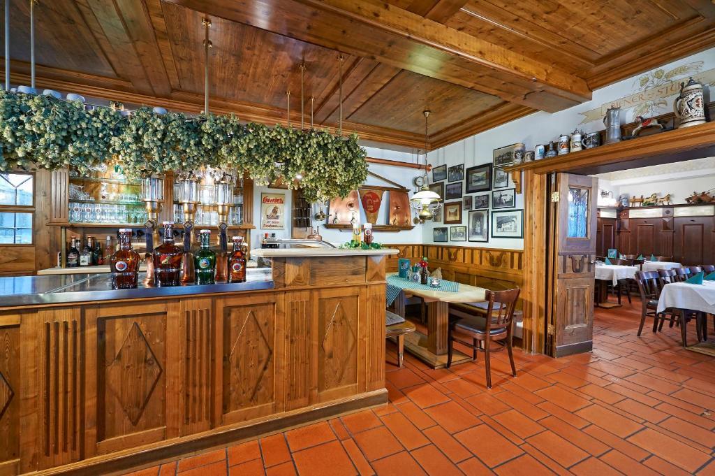 Brauereigasthof Zum Loewenbraeu Adelsdorf Bagian luar foto